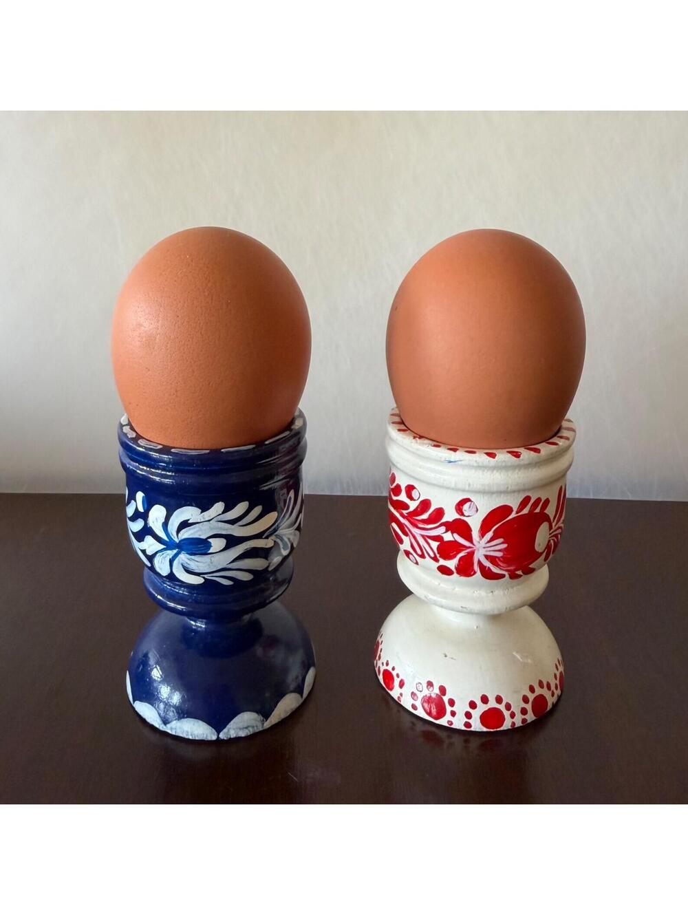Vintage Set Of 2 Wooden Soft/Hard Boiled Egg Cups Holders 2.75 in Red Blue White